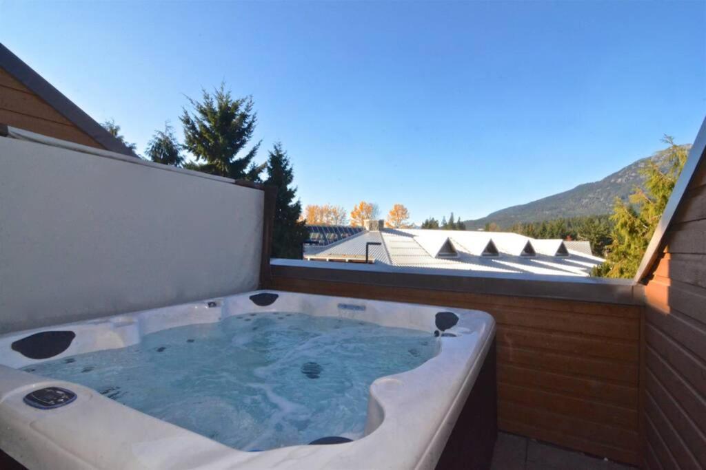 Hearthstone Lodge Loft, Village Centre, Private Hot Tub, Sleeps 6 Whistler Bagian luar foto